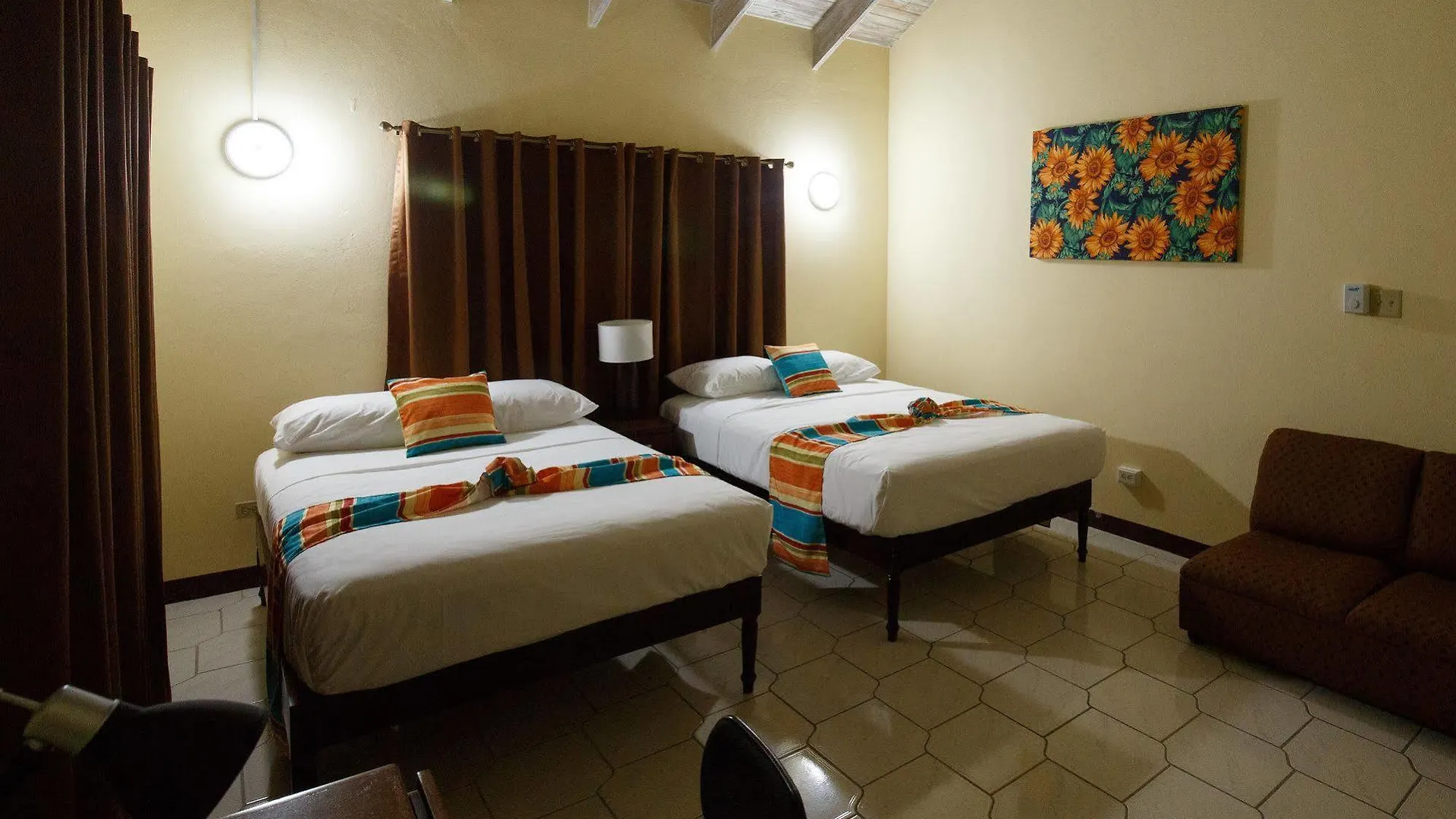 Jasmine Inn Кингстон 2*,